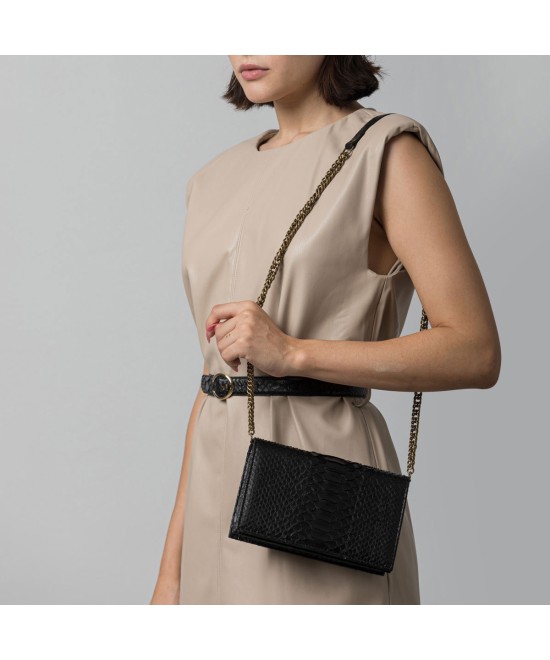 Bolso bandolera color negro realizado en piel suave genuina de pitón
