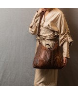 Bolso  bandolera y mano color cámel realizado en piel suave genuina de pitón