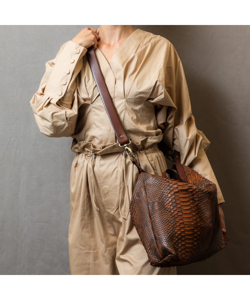 Large and very light handbag in genuine python skin in camel color.