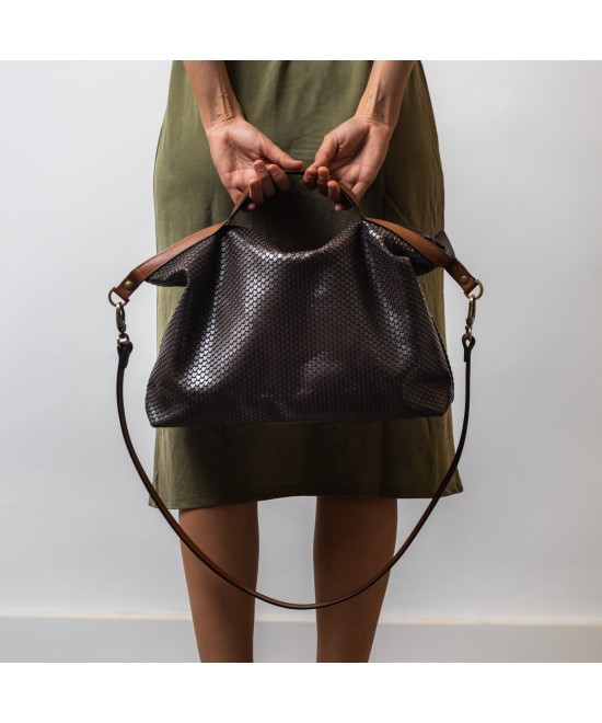 Bolso  bandolera y mano color marrón oscuro realizado en piel suave