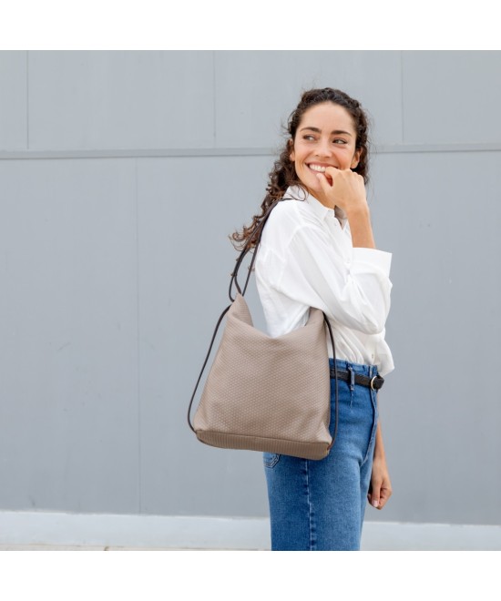 Practical and very light handbag convertible to a backpack