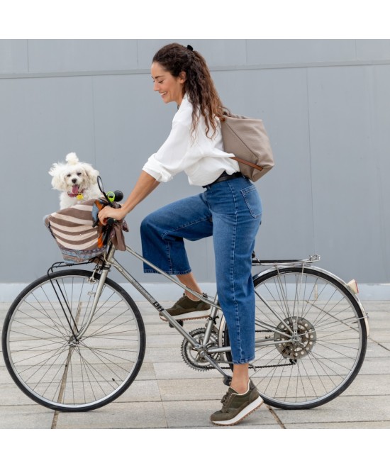 Practical and very light handbag convertible to a backpack