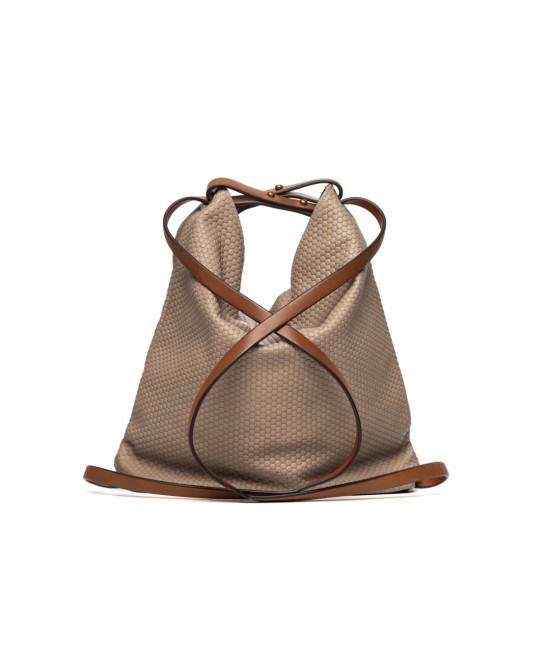 Practical and very light handbag convertible to a backpack