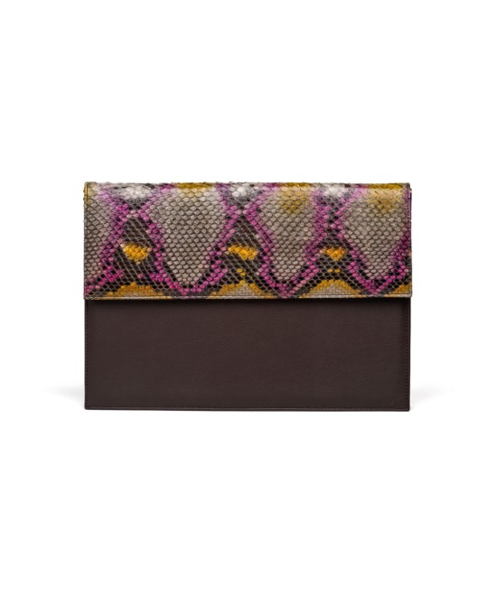 Carpeta de trabajo de piel  con solapa y fuelle lateral.