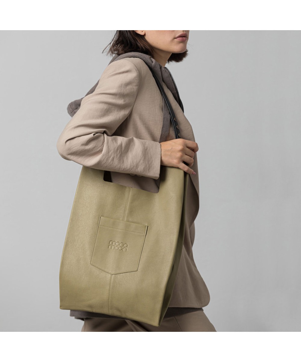 Bolso de piel suave y ligero con correa regulable que imita a las bolsas de plastico del supermercado