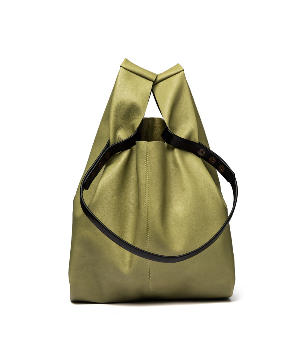 Bolso de piel suave y ligero con correa regulable que imita a las bolsas de plastico del supermercado