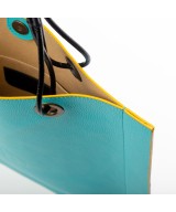 Bolso cuadrado de piel con asas de cordón de cuero