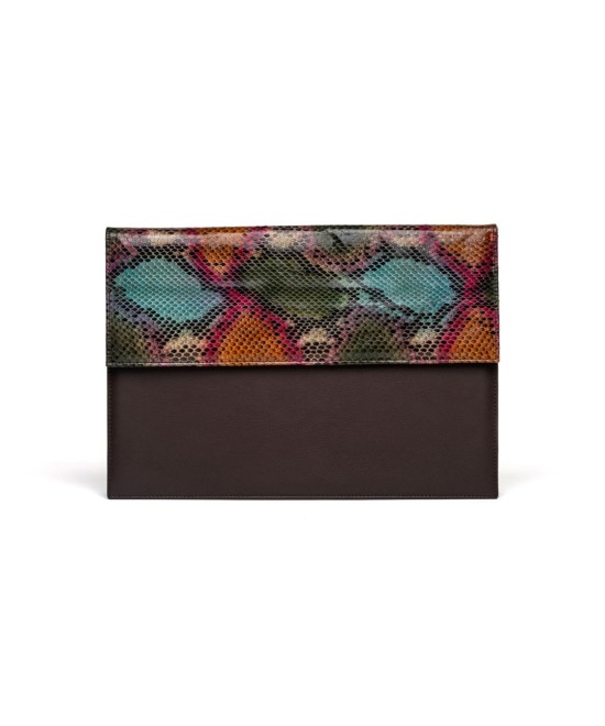 Carpeta de trabajo de piel  con solapa y fuelle lateral.