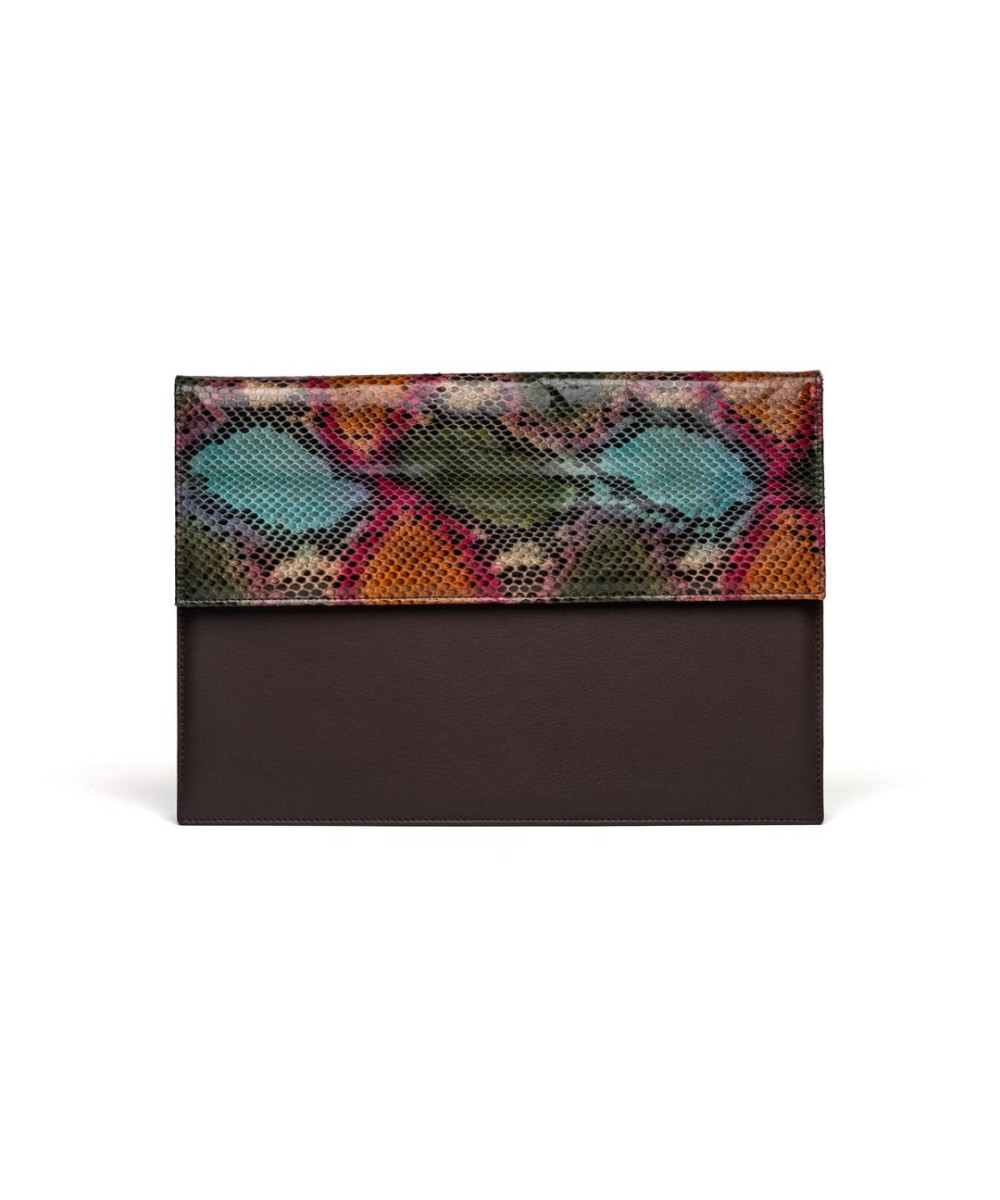 Carpeta de trabajo de piel  con solapa y fuelle lateral.