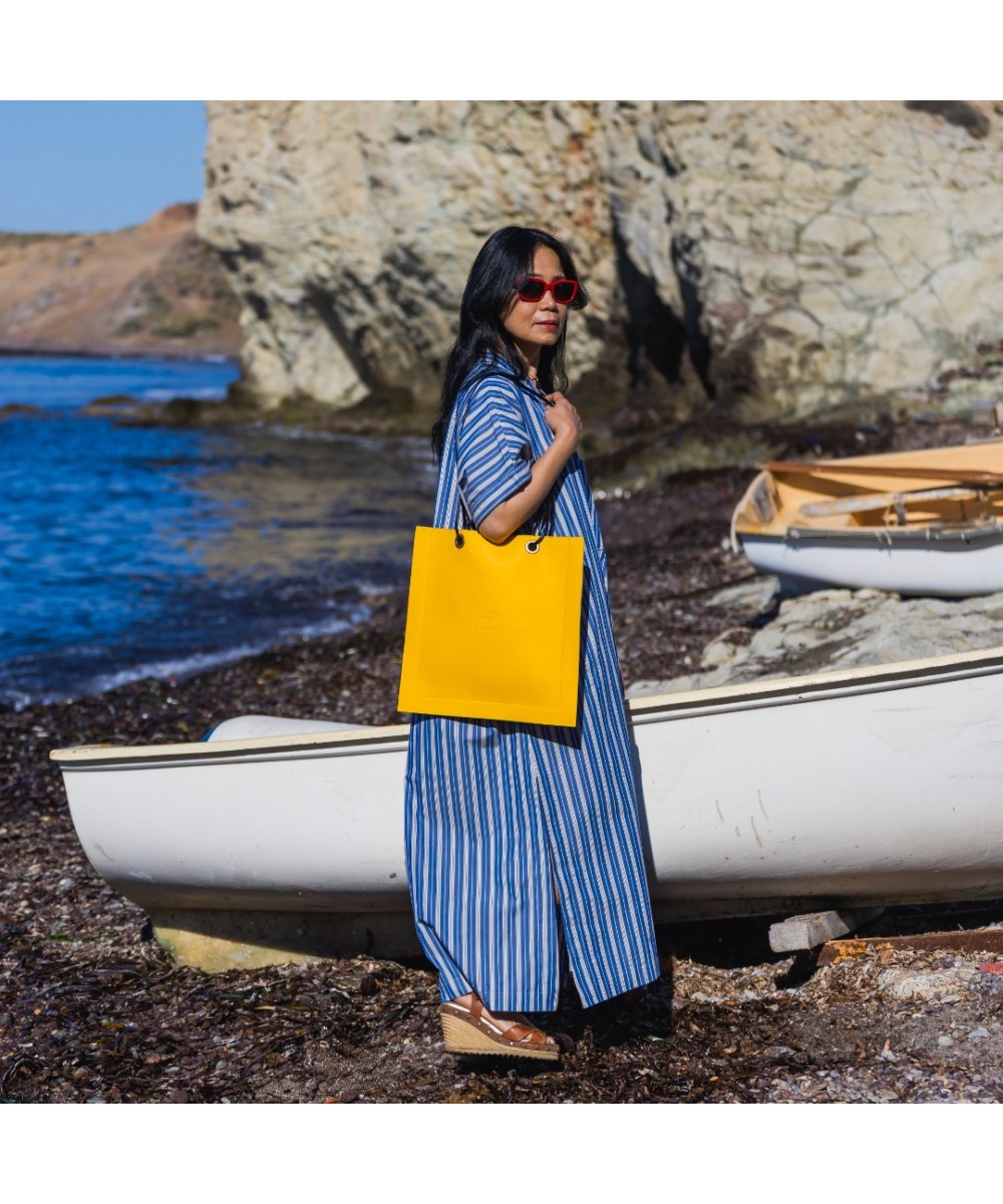 Bolso cuadrado de piel con asas de cordón de cuero