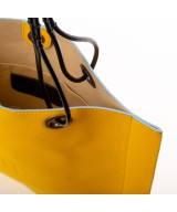 Bolso cuadrado de piel con asas de cordón de cuero