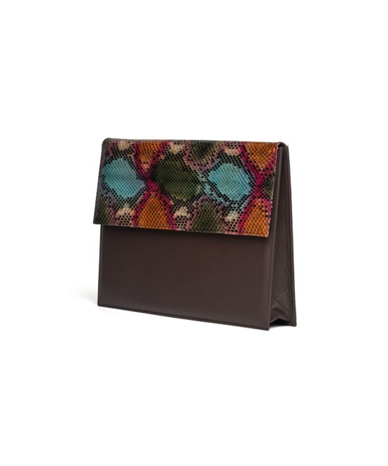 Carpeta de trabajo de piel  con solapa y fuelle lateral.