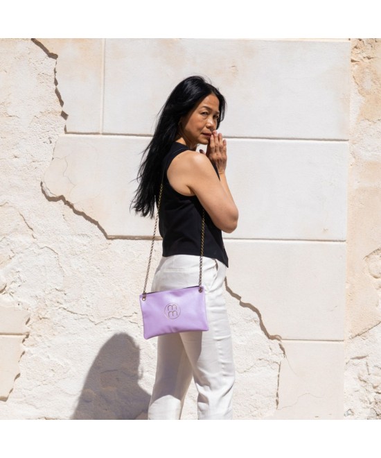 Flat metallic leather shoulder bag and chain for hanging.