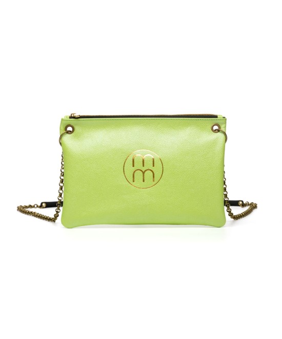 Bolso de bandolera plano de piel grabada y cadena para colgar.