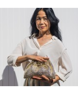 Bolso de mano de piel dorada con cadena para colgar
