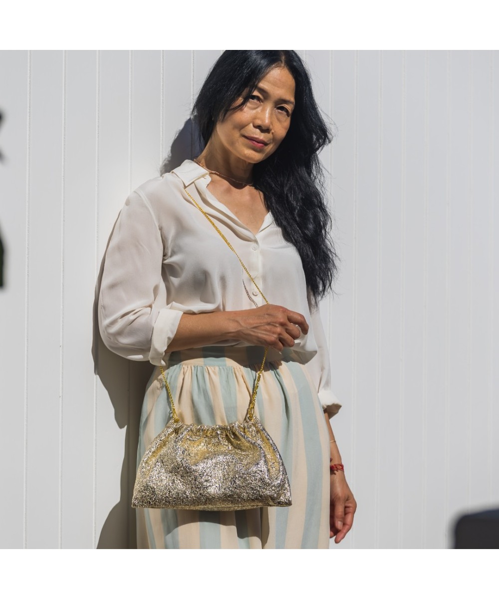 Bolso de mano de piel dorada con cadena para colgar