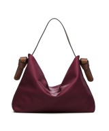 Bolso de piel práctico y ligero con correa de cuero.