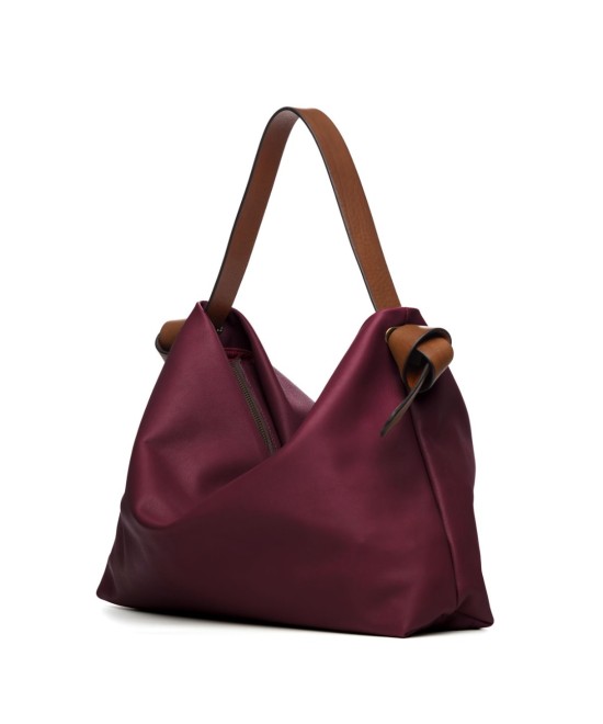 Bolso de piel práctico y ligero con correa de cuero. 