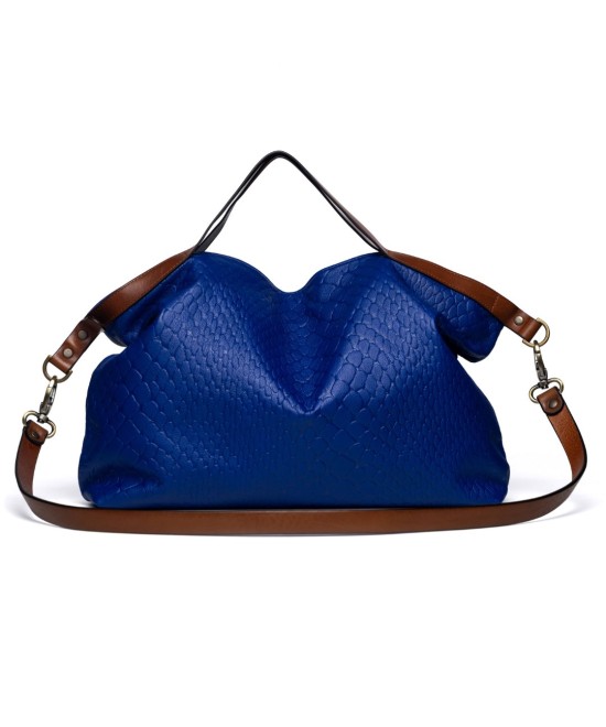 Bolso  bandolera y mano color azul realizado en piel suave