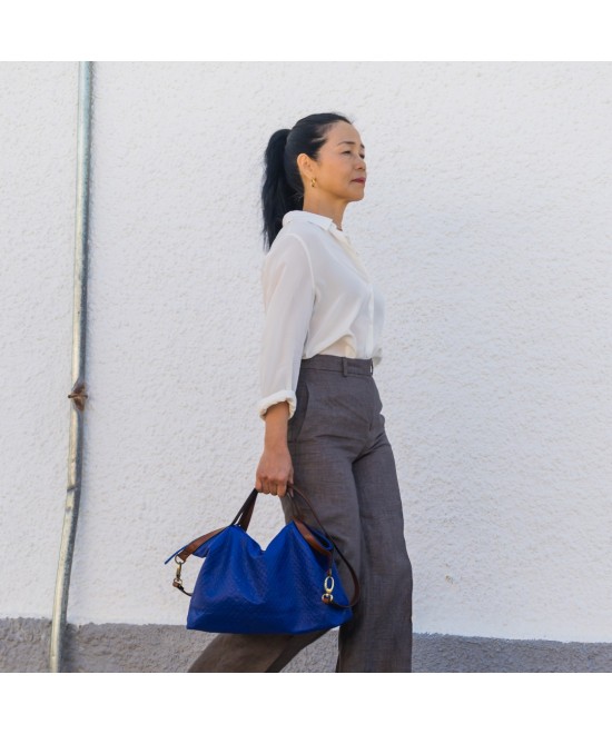 Bolso  bandolera y mano color azul realizado en piel suave