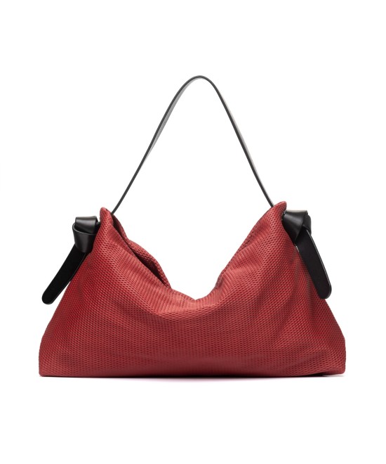 Bolso color rojo de piel suave y ligero con correa color negro..