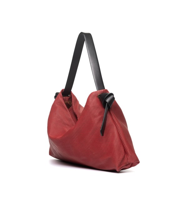 Bolso color rojo de piel suave y ligero con correa color negro..