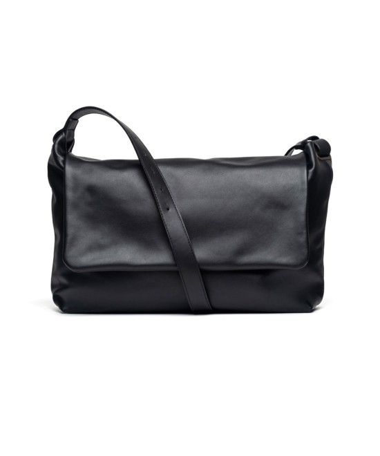 Practical and lightweight leather bag with extendable strap to carry in two positions.