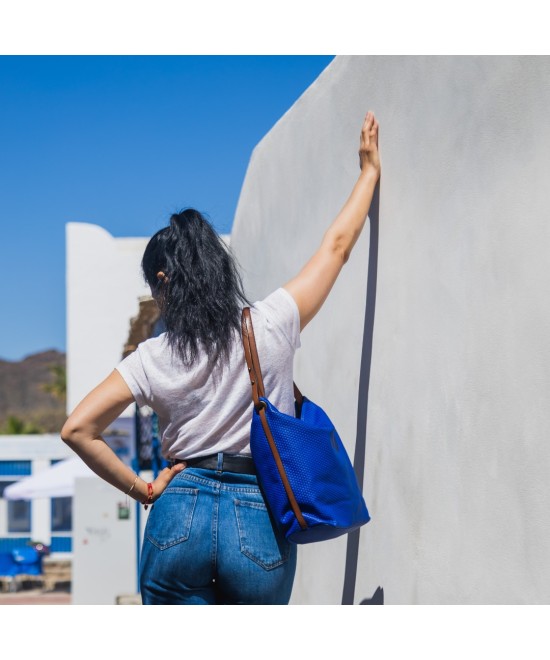 Practical and very light handbag convertible to a backpack