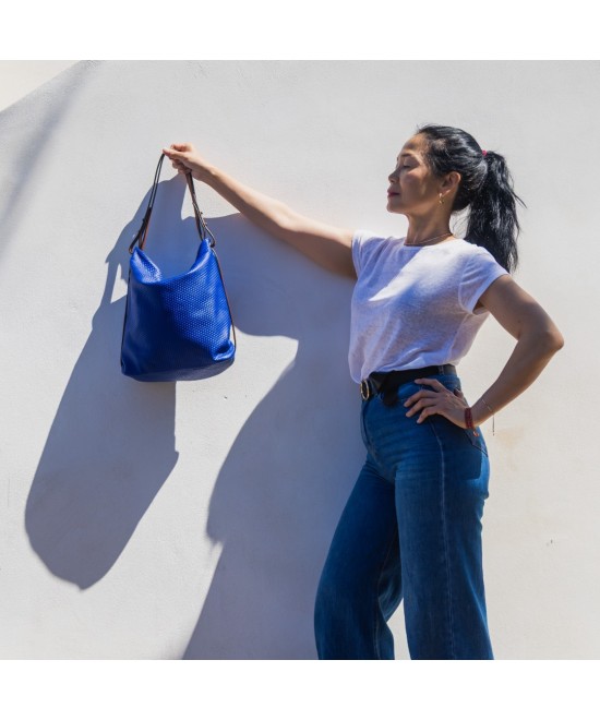 Practical and very light handbag convertible to a backpack