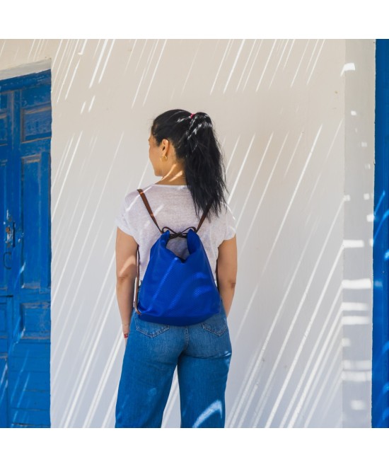 Practical and very light handbag convertible to a backpack