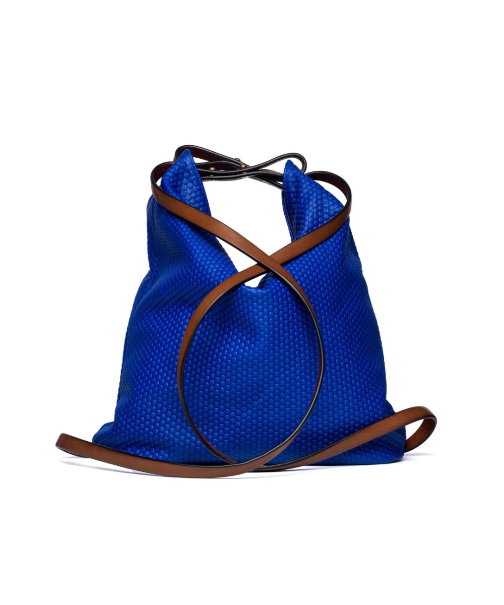 Practical and very light handbag convertible to a backpack