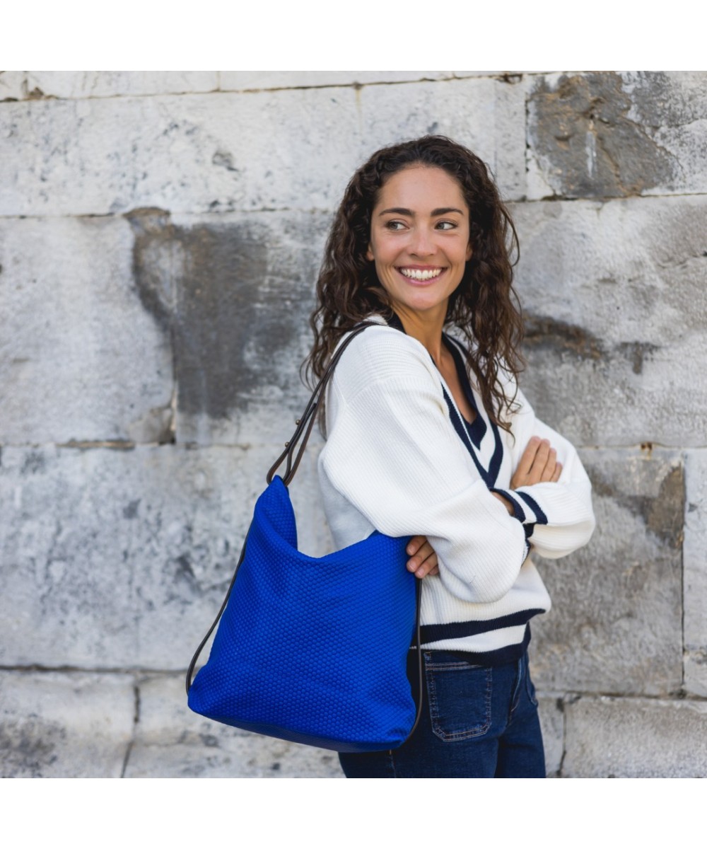 Practical and very light handbag convertible to a backpack