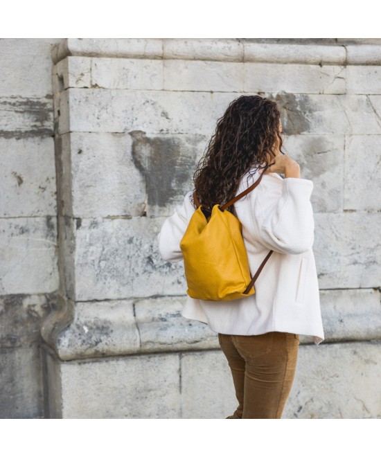 Practical and very light handbag convertible to a backpack