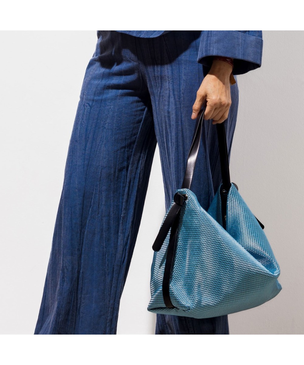 Bolso mochila de piel con acabado brillo.