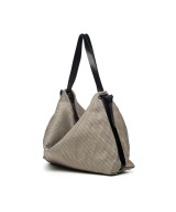 Bolso mochila de piel con acabado brillo.