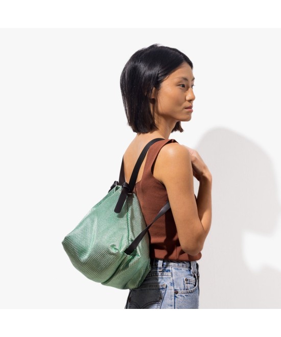 Bolso mochila de piel con acabado brillo.