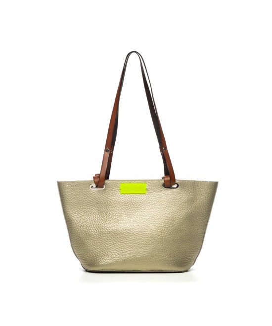 Leather Tote Bag with long handles to hang on the shoulder. Closed with zipper