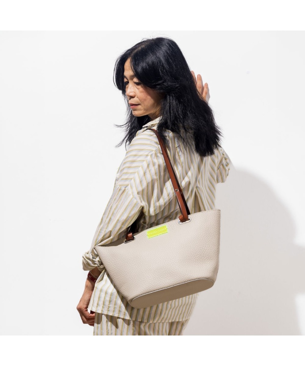 Leather Tote Bag with long handles to hang on the shoulder. Closed with zipper