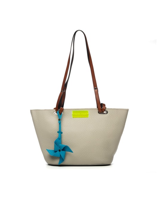 Leather Tote Bag with long handles to hang on the shoulder. Closed with zipper
