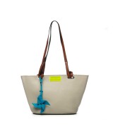 Leather Tote Bag with long handles to hang on the shoulder. Closed with zipper