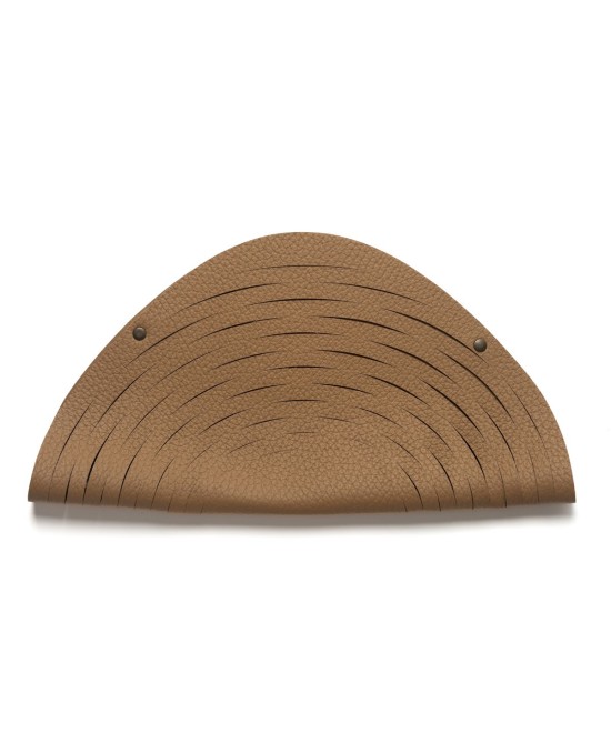 Cesta de piel plegable marrón.