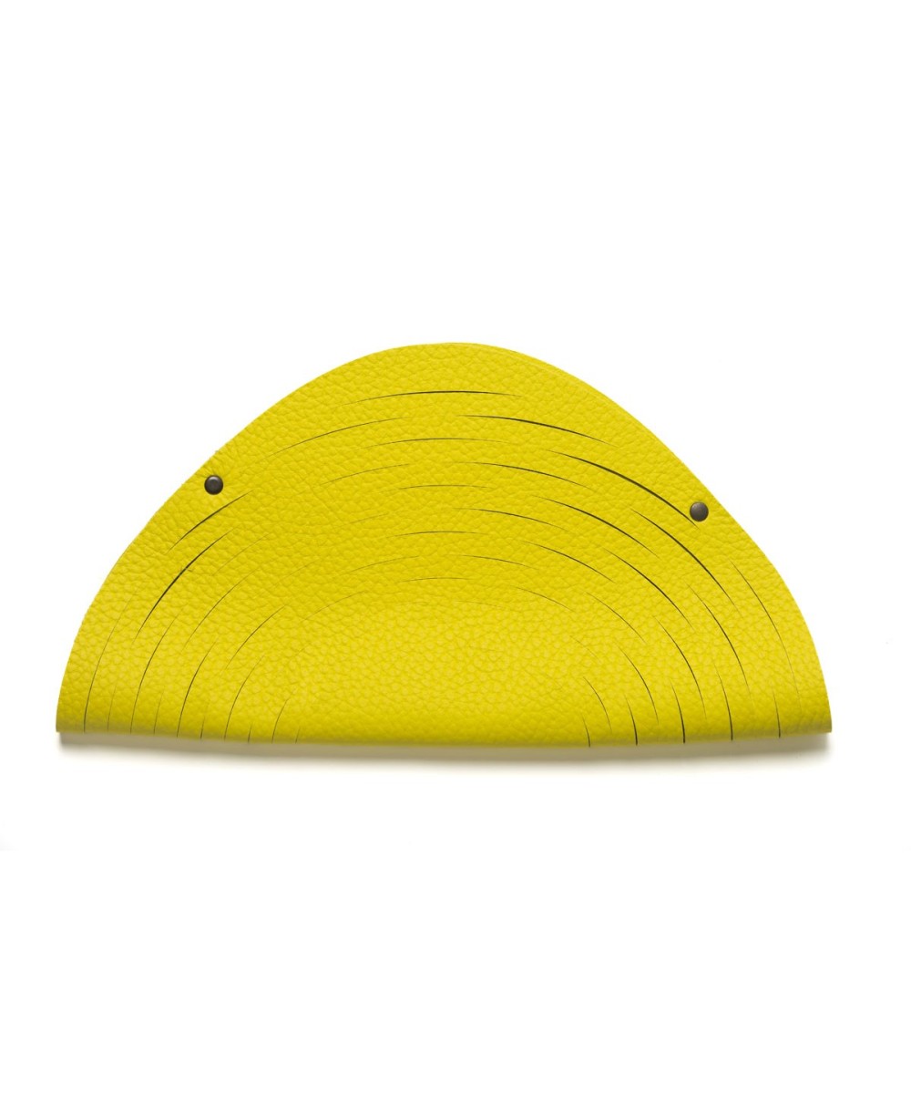 Cesta de piel plegable amarilla.