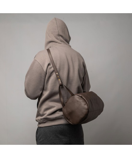 Bolso bandolera unisex de piel con asas  y correa  para cruzar en bandolera. 