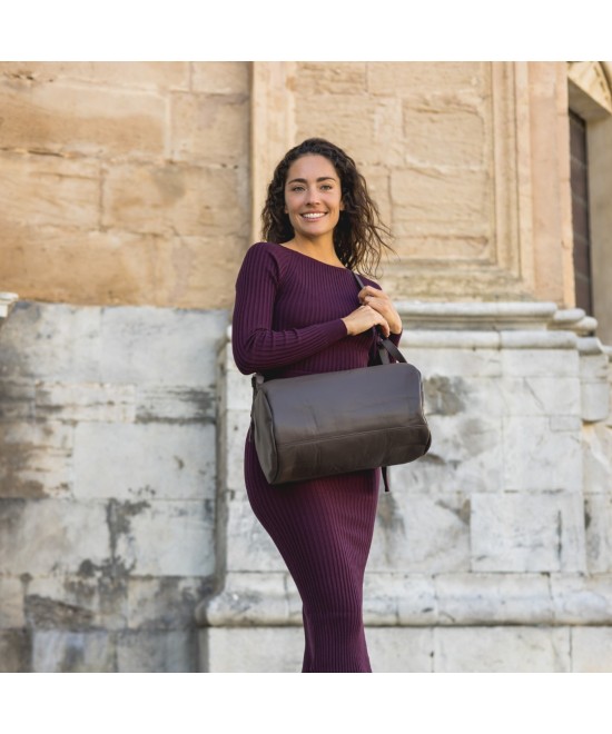 Bolso bandolera unisex de piel con asas  y correa  para cruzar en bandolera. 
