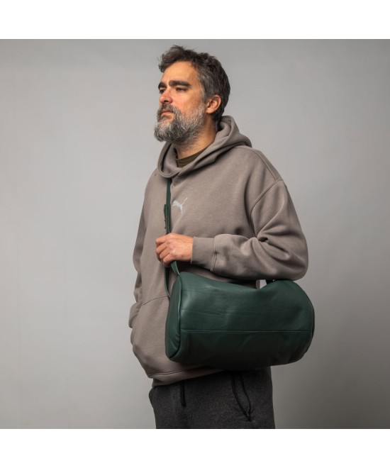 Bolso bandolera unisex de piel con asas  y correa  para cruzar en bandolera. 