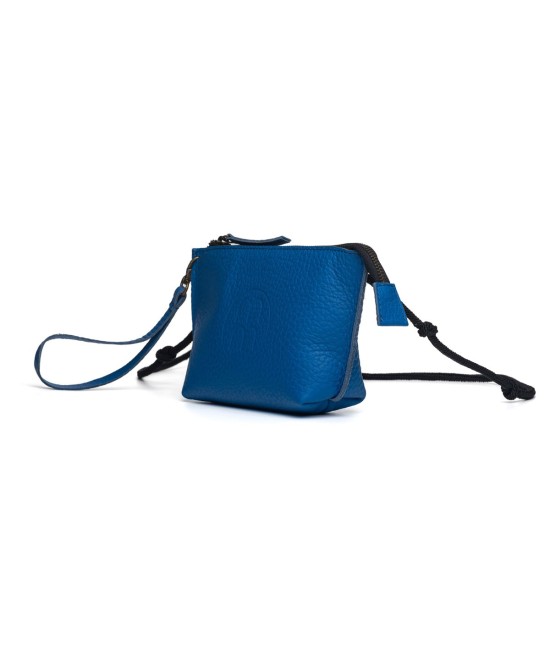 Bolso pequeño de piel color azul klein