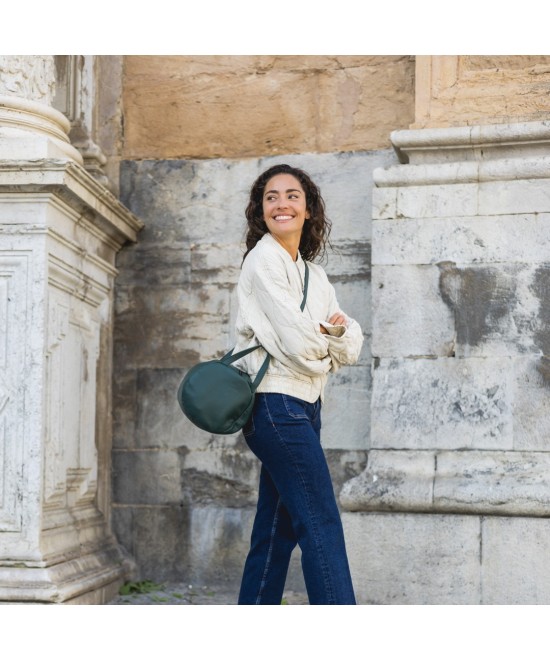 Bolso bandolera unisex de piel con asas  y correa  para cruzar en bandolera. 