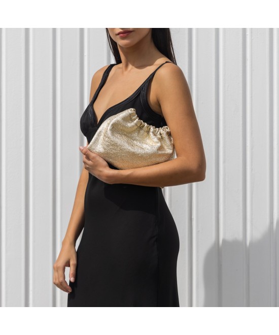 Bolso de mano de piel dorada con cadena para colgar