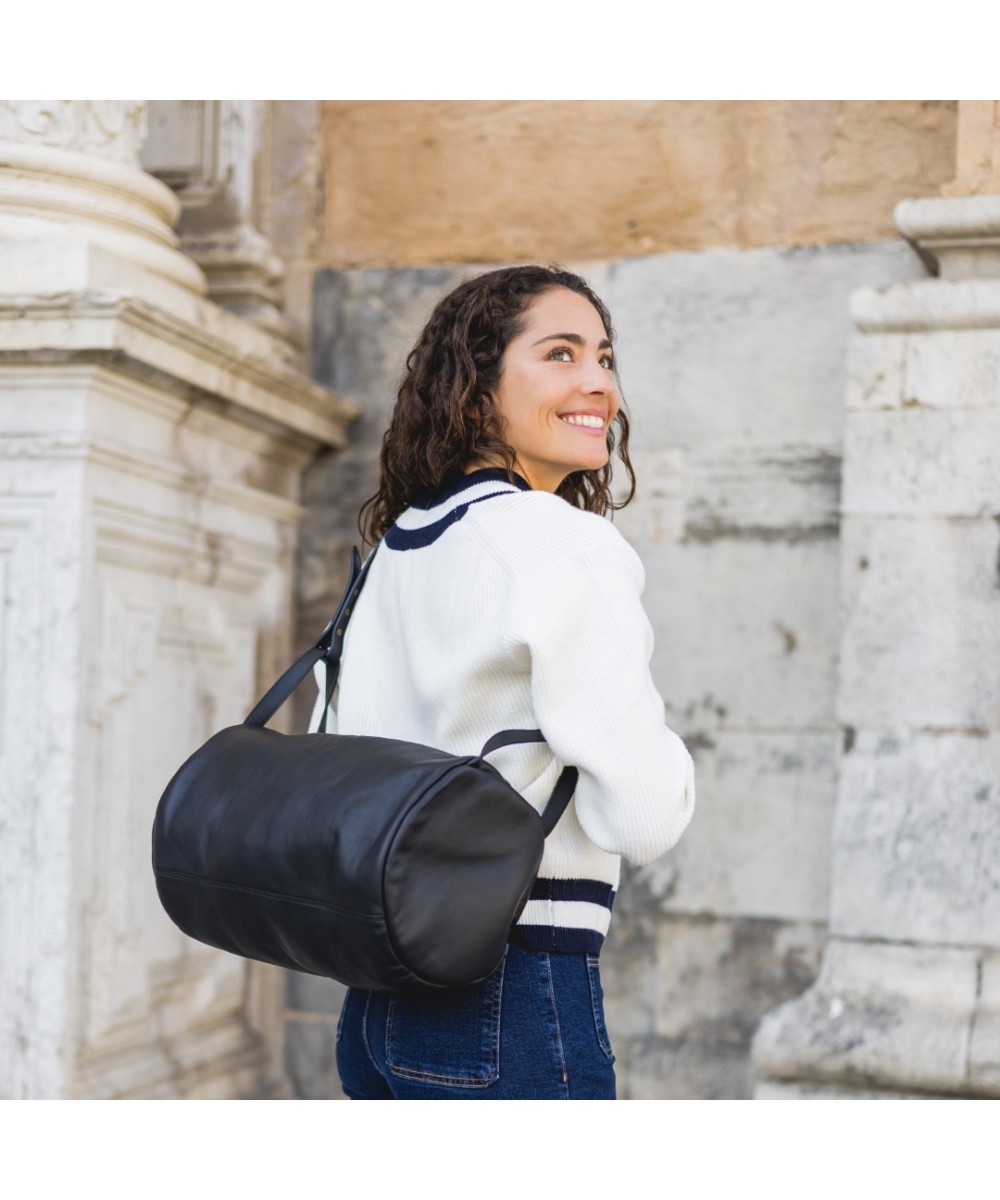 Unisex leather shoulder bag with handles and strap to cross-shoulder.
