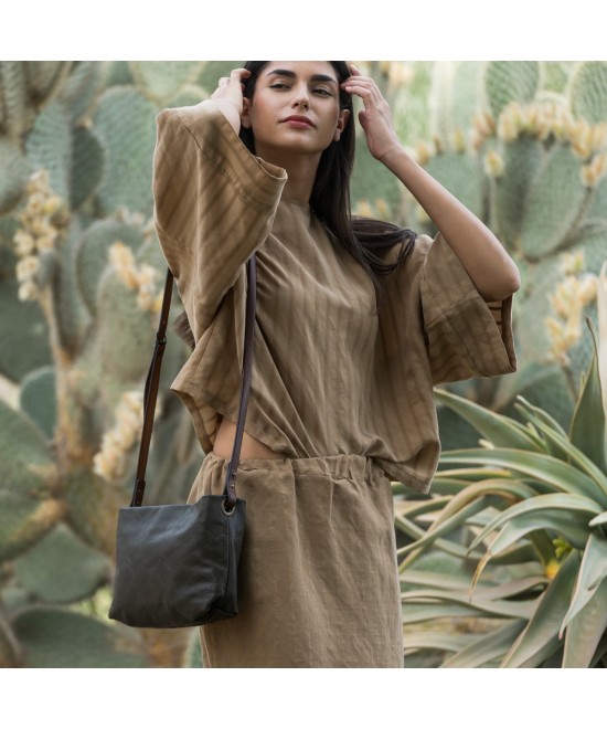Bolso bandolera kaki de piel grabada con correa de cuero para cruzar
